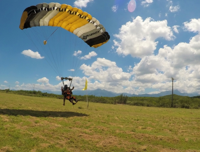Aterrizando con paracaídas