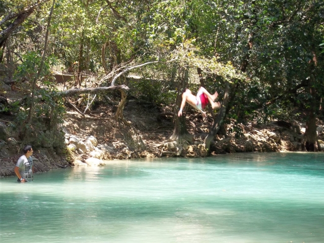  Nuotare nelle cascate di acqua blu 