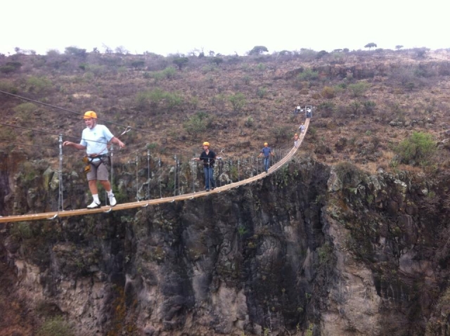 Cruzando un emocionante puente colgante