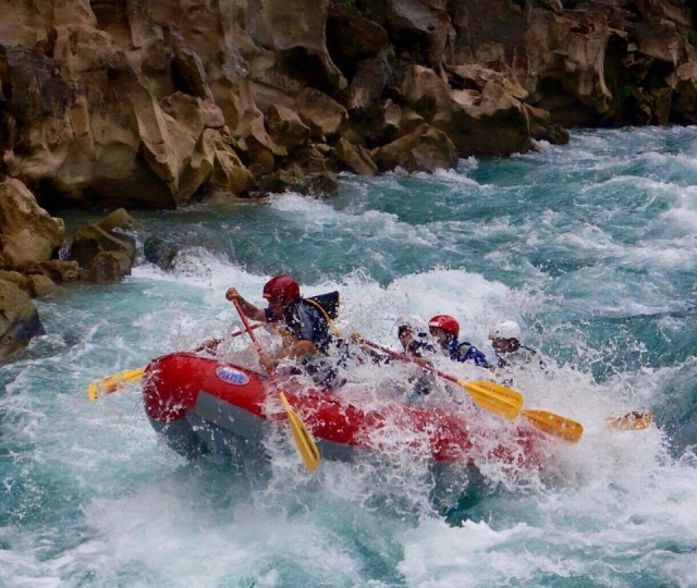 Descente de la rivière en rafting 