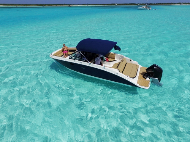  Luxury boat 