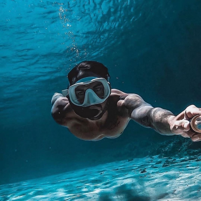  Enjoying snorkeling 