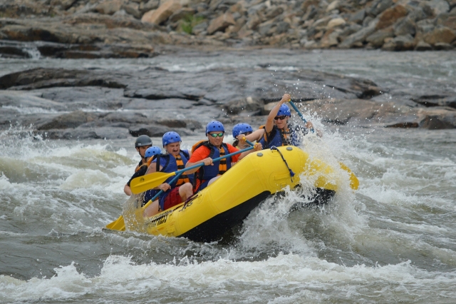 Practicando rafting