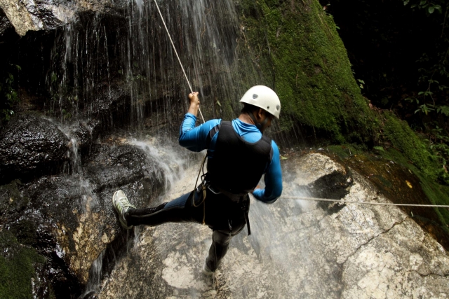  Abstieg im Wasserfall 