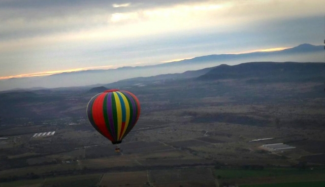  Mongolfiera che sorvola Tequisquiapan 