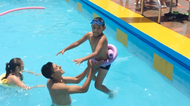  Sprung in den Pool 