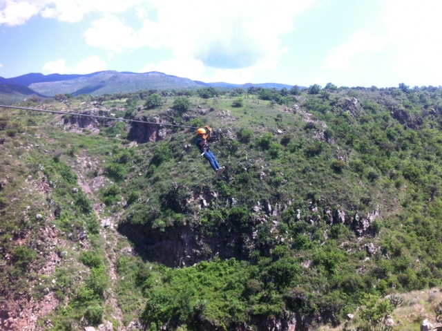  Goditi paesaggi incredibili mentre voli sulla zip line 