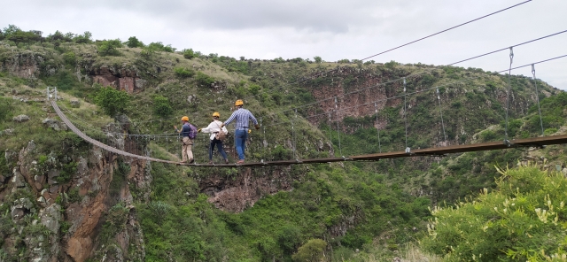  Emozione nell'attraversare il ponte sospeso 