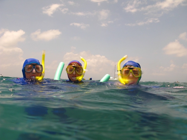 Haciendo snorkel con todos los amigos