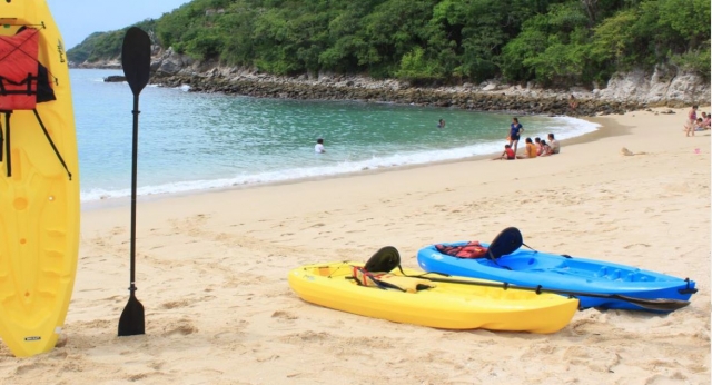  Kayak tour through Huatulco 