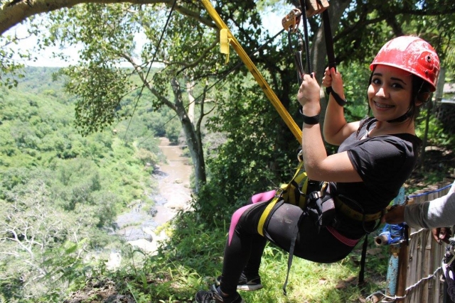 Scendi lungo la zip line 