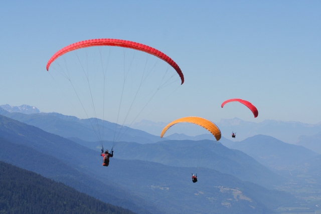  Vol en parapente au-dessus du lac 