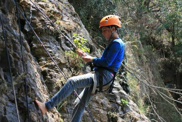  Rappelling down