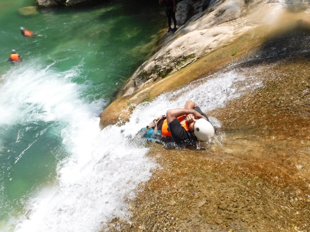 Slides naturais em matacanes 