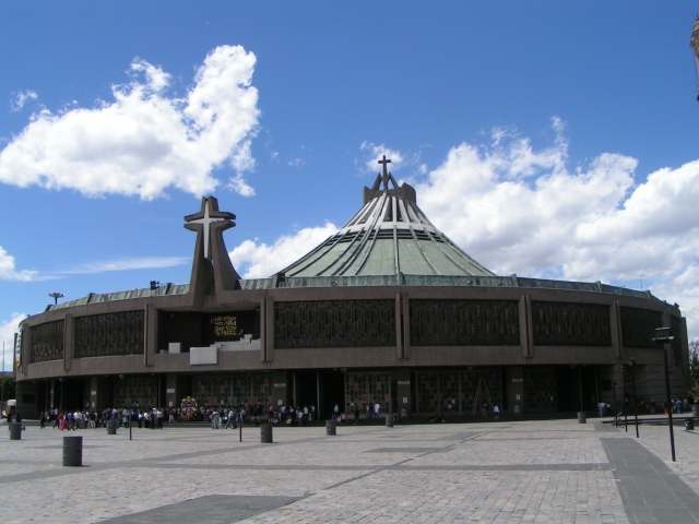  Fliegen Sie durch die Basilika von Guadalupe 