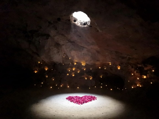  Decorated cave