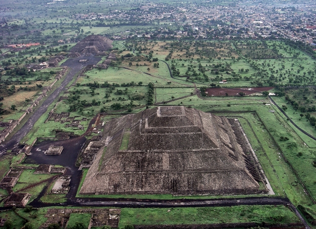  Views of Teotihuacán from the Balloon 