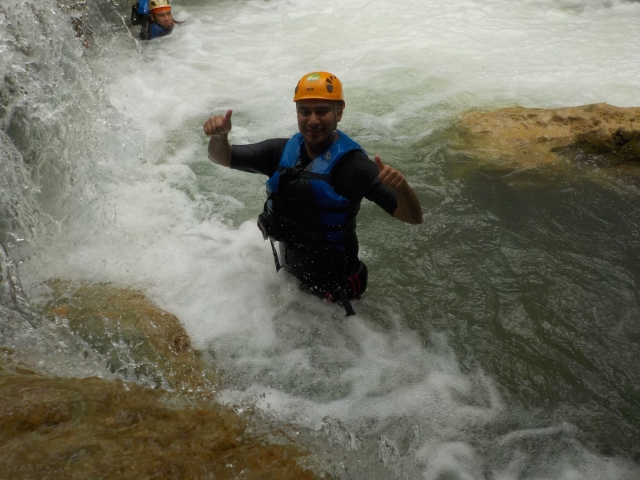  Schwimmen im unterirdischen Fluss 