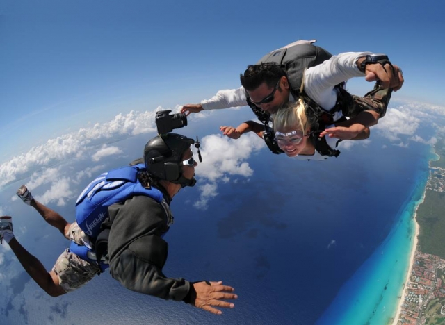  Have fun jumping in cancun