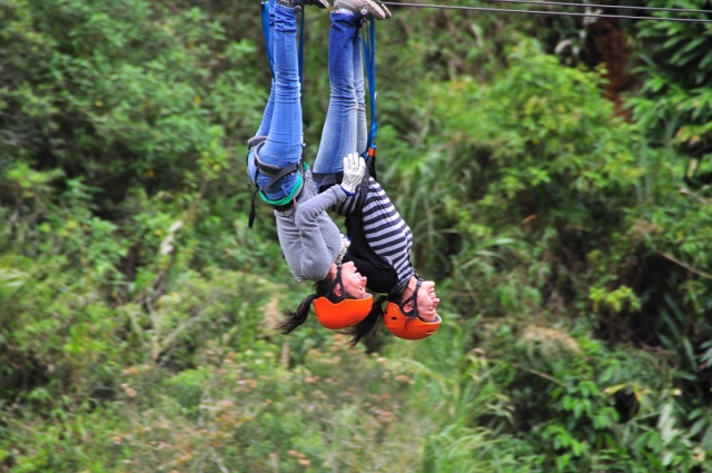 Divertirsi sulla zip line 