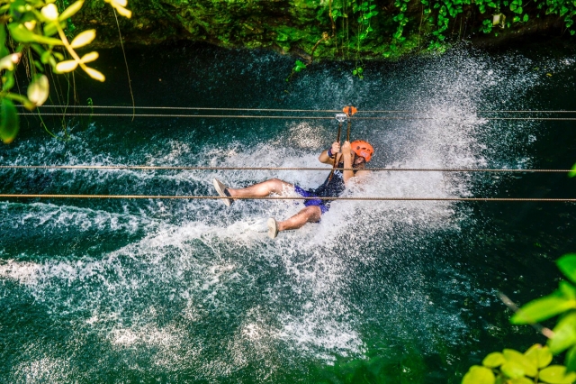 Tyrolienne au milieu de la rivière 