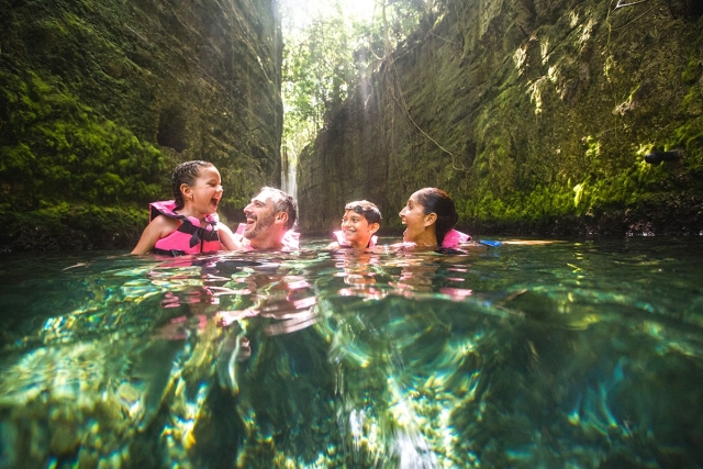  Schwimmen Sie durch den unterirdischen Fluss