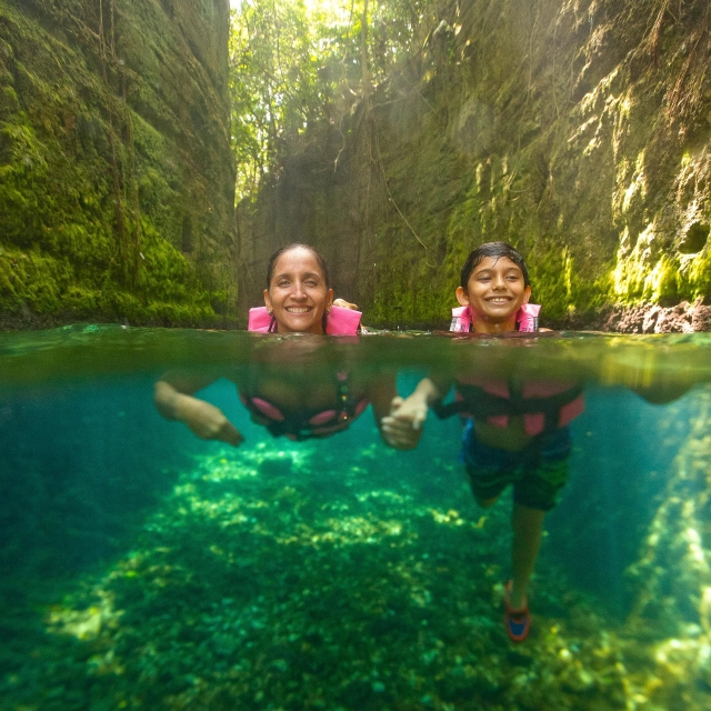  Baignade dans la rivière 