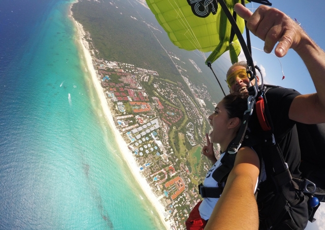 Vuelo en paracaídas arriba del Caribe