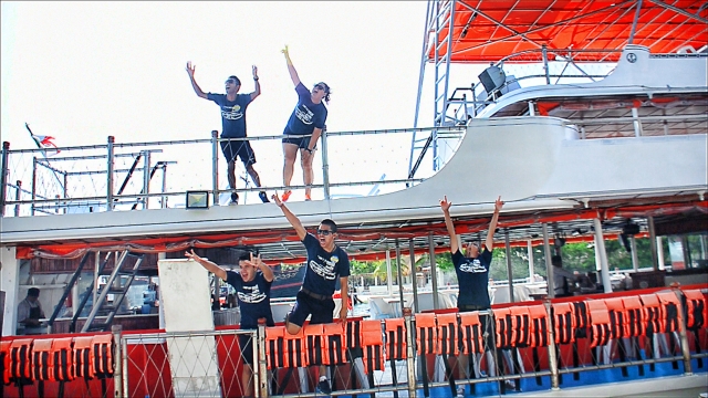  Party on the boat 