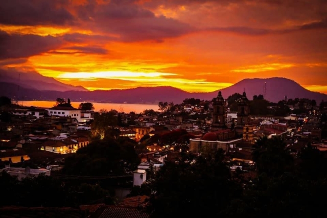  Valle de Bravo al tramonto