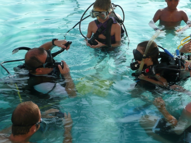 Corso di immersione in piscina 