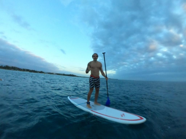  日出时的 SUP 