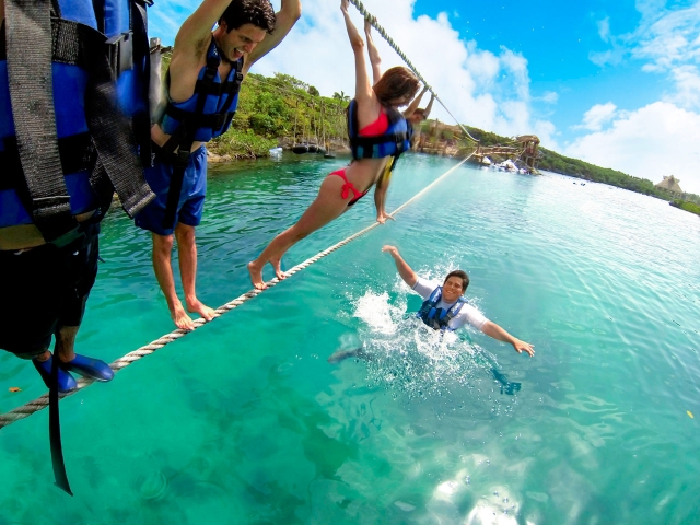  Play on the ropes on the water 