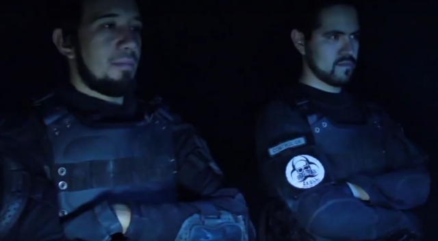  Con l'equipaggiamento da combattimento 