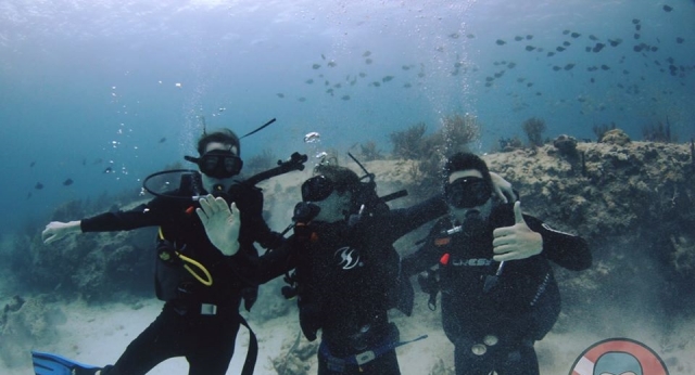 Dive with friends