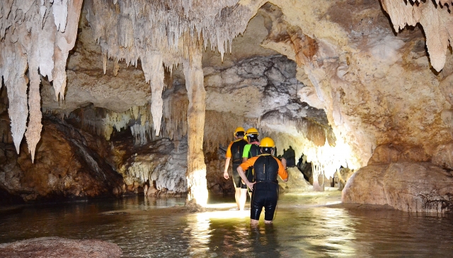 Exploration de l'intérieur des grottes 