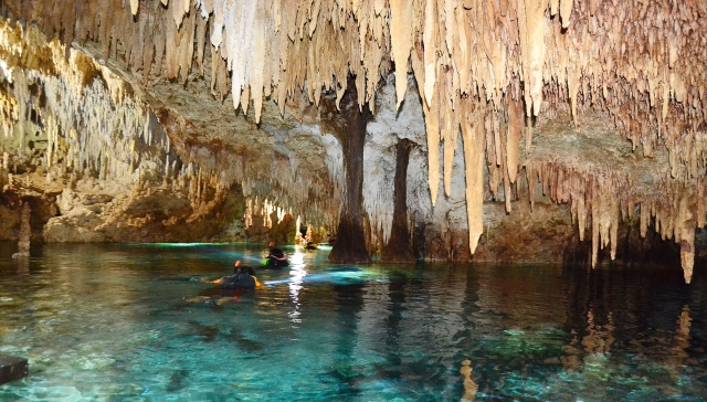 Stalactites et stalagmites impressionnantes 