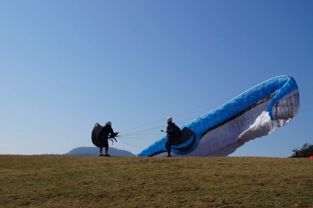  Due con il parapendio 