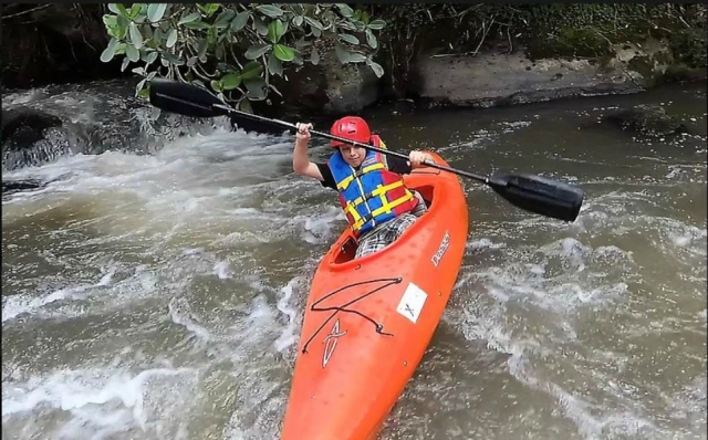  kayak tra le rapide 
