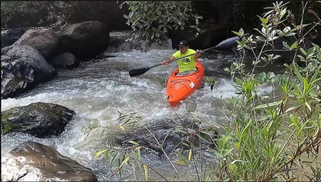  kayak tra le rocce 