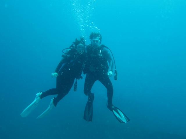  Diving together