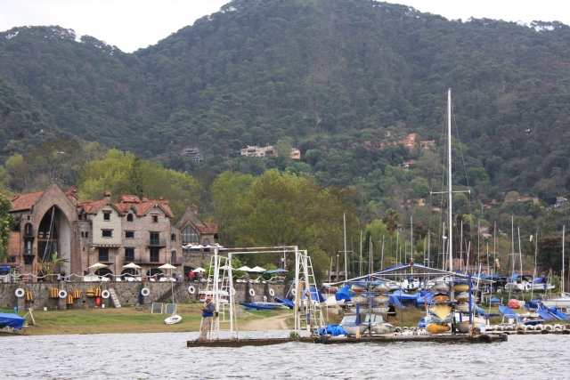 Recorre la laguna y el castillo