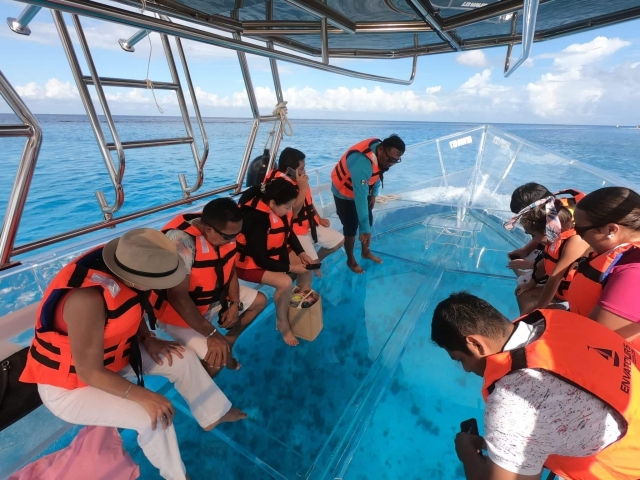  Naviguer dans un bateau transparent