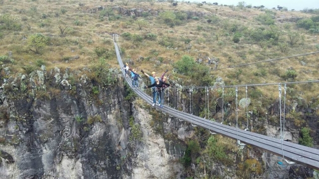  Su un ponte. 