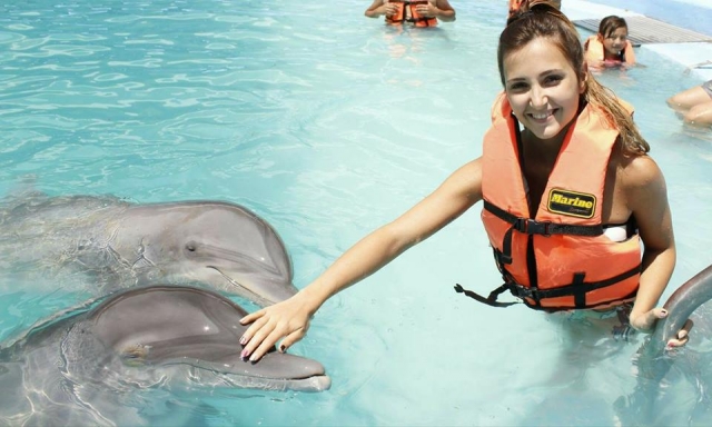  menina com Delfin 