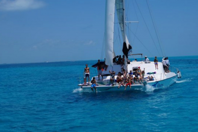  Catamaran de turismo 