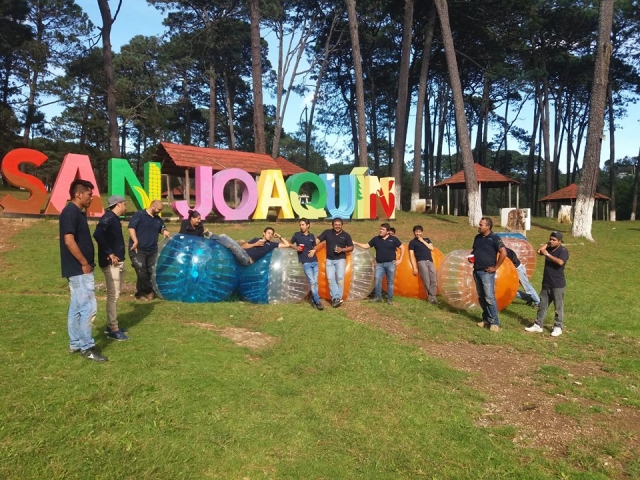 享受 zorbing 
