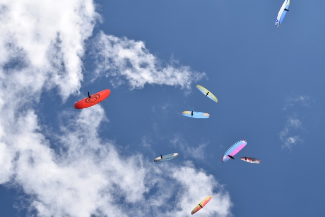 Varios parapentes en vuelo