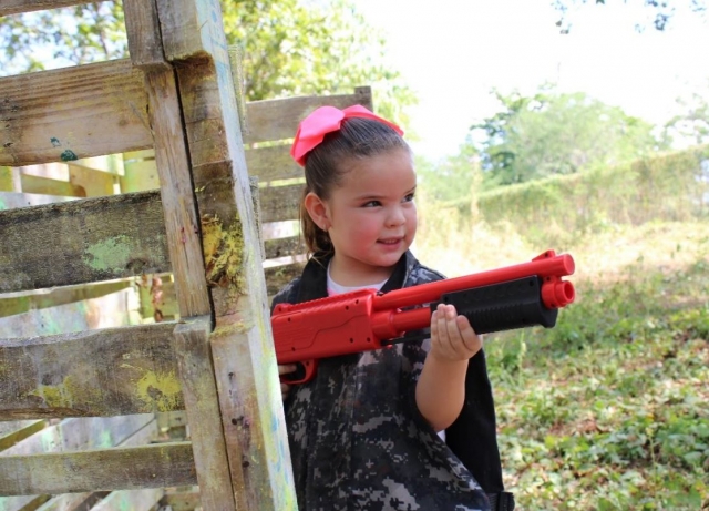  Fille avec marqueur pour enfants 
