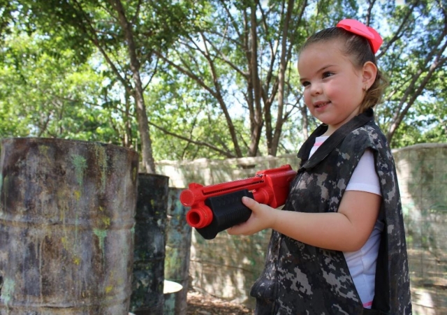  Child Gotcha Jogadores -99- Tocando o Gotcha Infantil -99-Nena com Marcador Infantil 